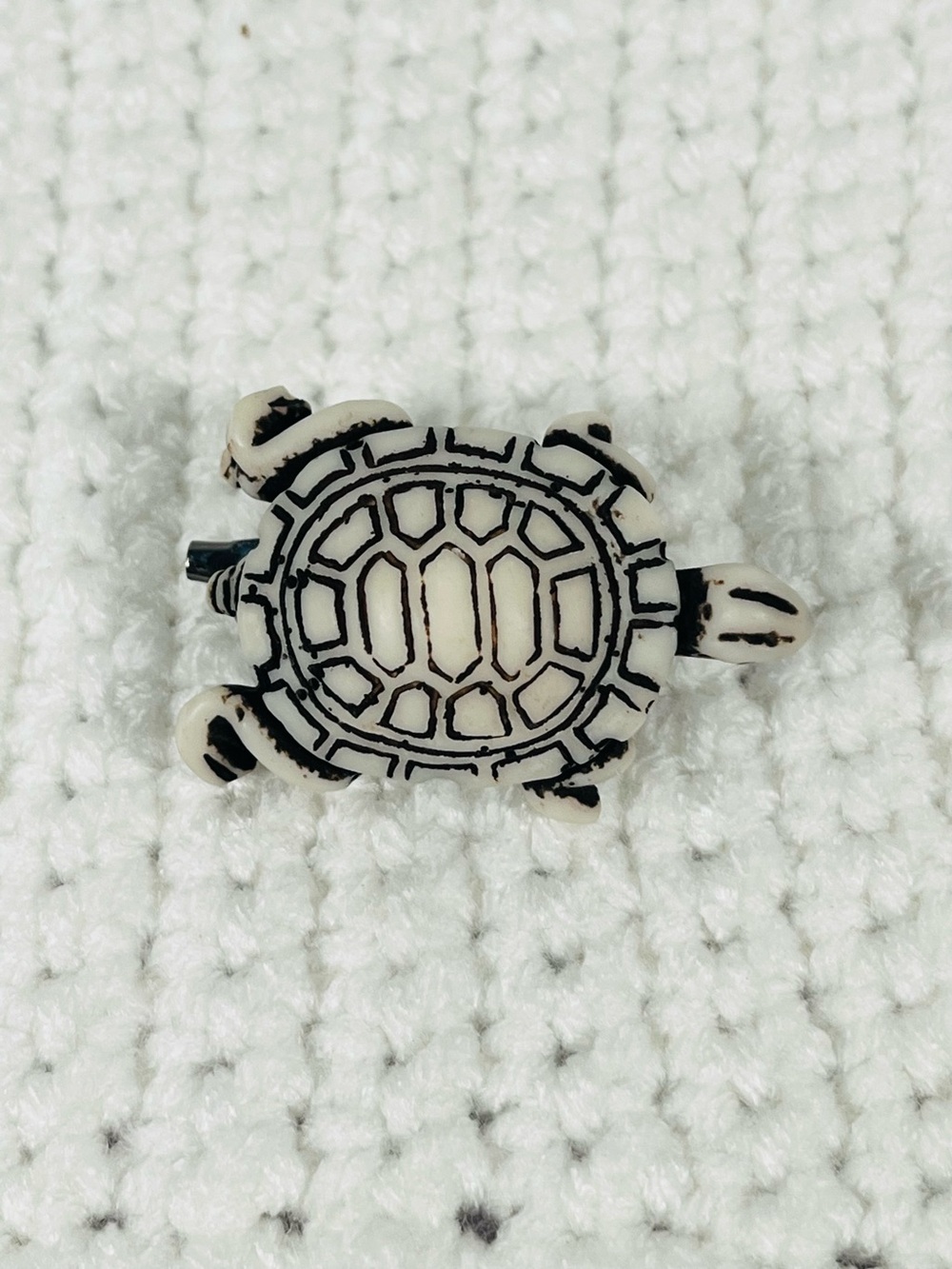 Carved Resin Turtle Brooch/Pendant - Picture 2 of 7